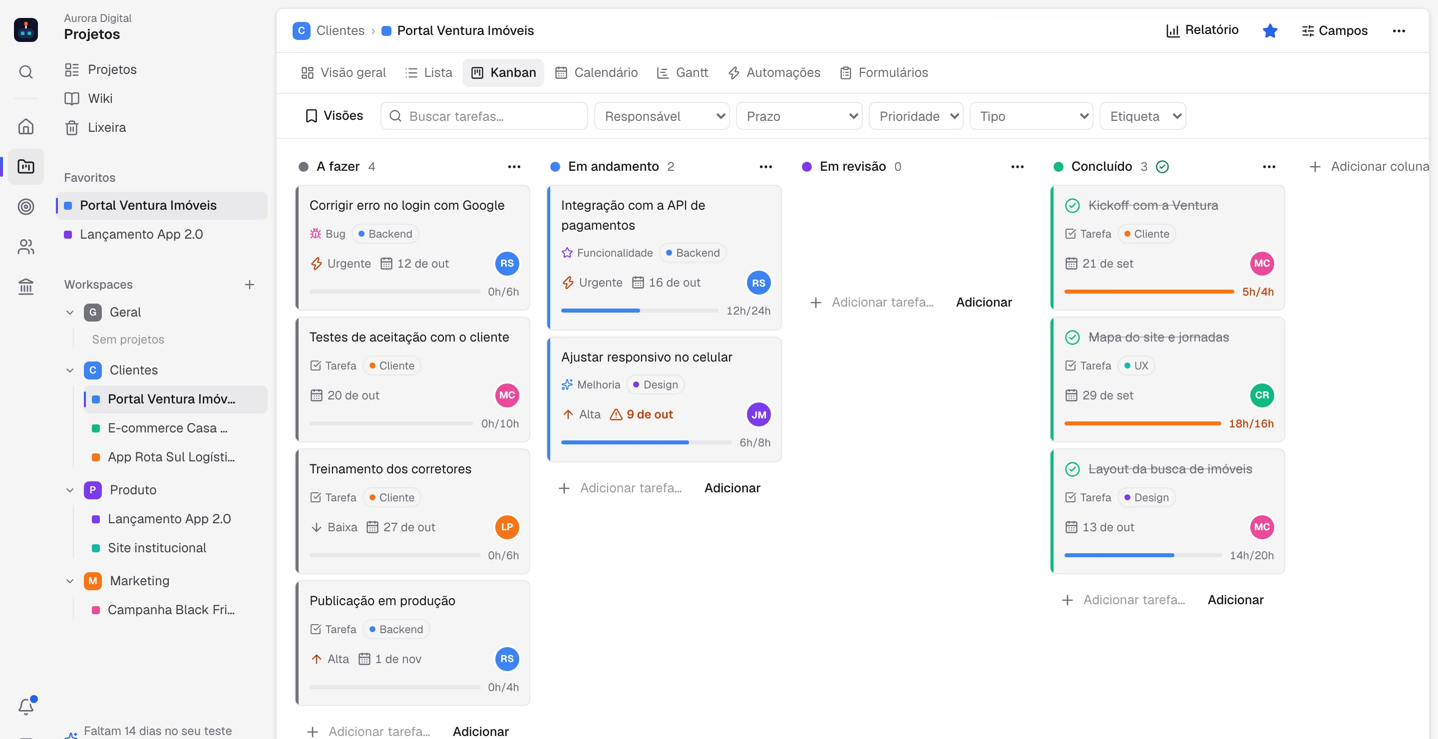 Stagio com o menu de OKRs, workspaces e pastas na lateral e um quadro kanban com tipos de tarefa, etiquetas coloridas, prazos, subtarefas, responsáveis e barras de horas planejadas e executadas